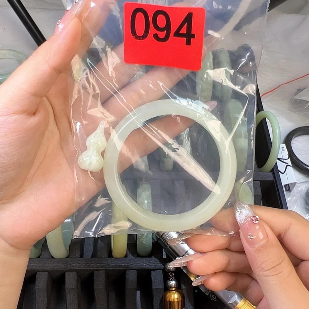 蛇纹石玉手镯未镶嵌核**饱