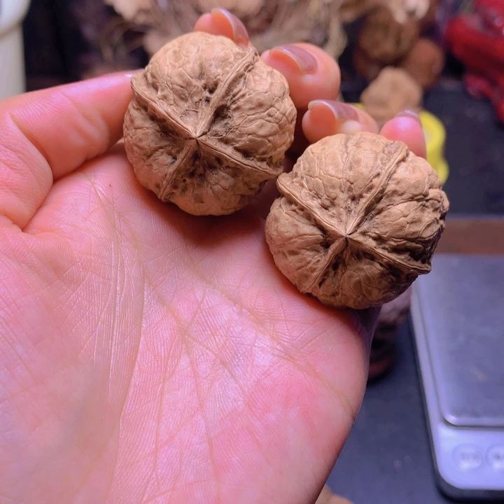 文玩核桃把件蛇皮四棱