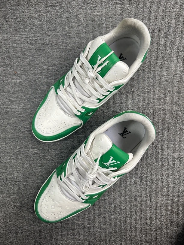 44 lv trainer 白绿压纹满印板鞋
