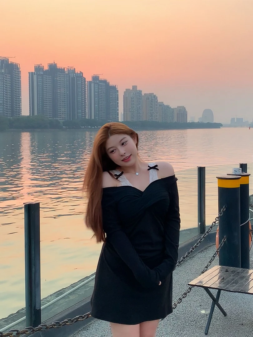 椿日栗  纯欲辣妹性感黑色紧身长袖连衣裙设计感气质打底吊带短裙