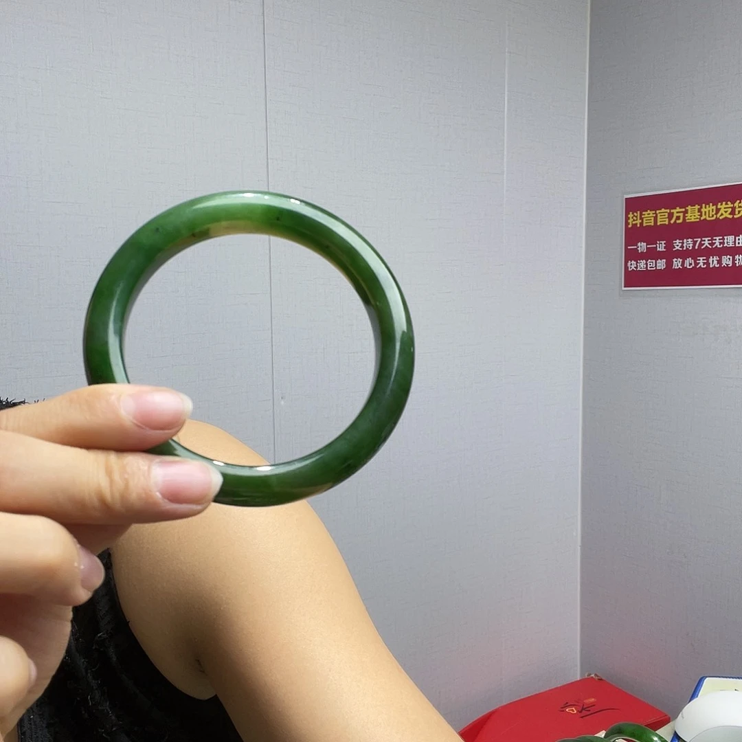 和田玉手镯未镶嵌九*