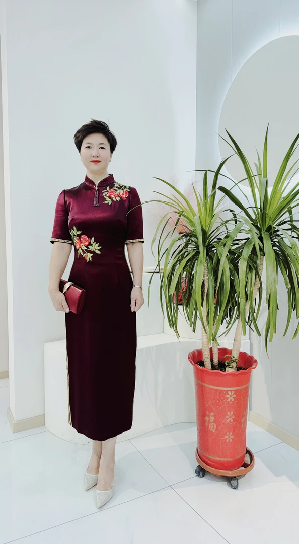 石榴正红，秋意正晚旗袍裙