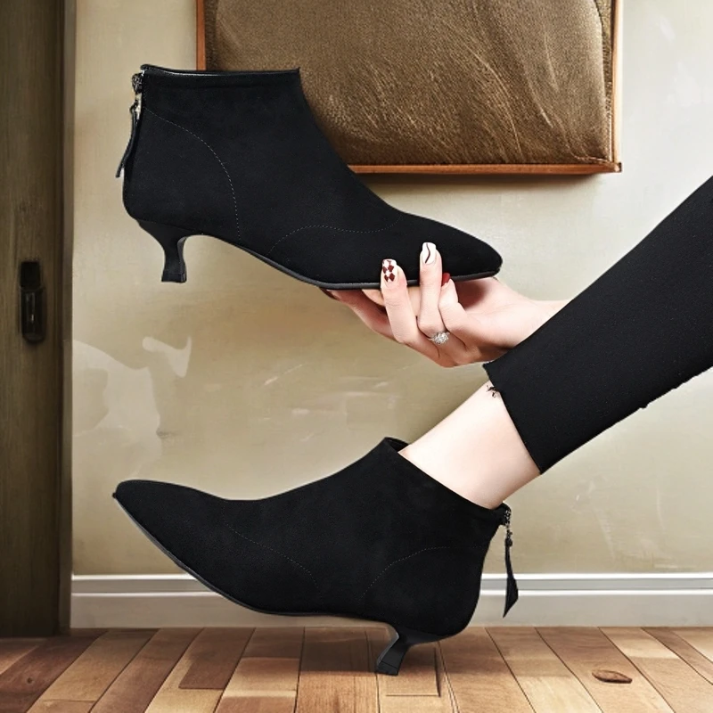 秋冬新款尖头低跟短靴女舒适百搭软底真皮短靴黑色高跟加绒女靴