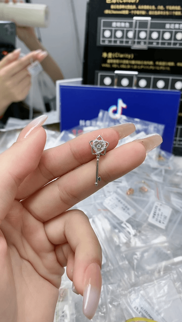 【闪购商品】钻石吊坠(不含链)18K金镶嵌18k金钻石首饰