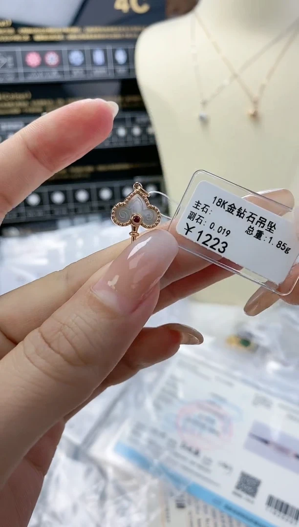 【闪购商品】钻石吊坠(不含链)18K金镶嵌钻石首饰