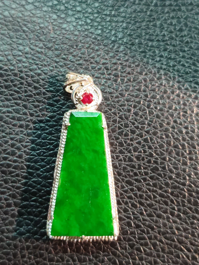 缅甸翡翠A货，辣阳绿无事牌30.9*15.6*2