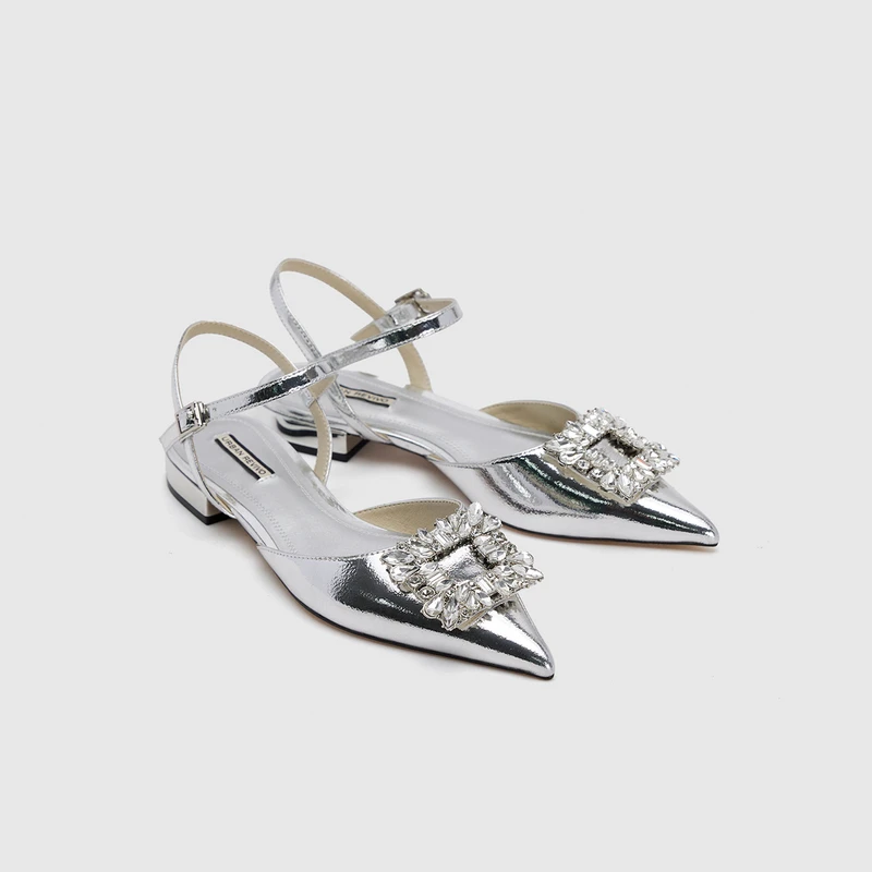 URBAN REVIVO2024夏季新款女士时尚银色钻扣尖头空鞋UAWS40067