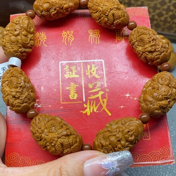 橄榄核核雕九龙弥勒