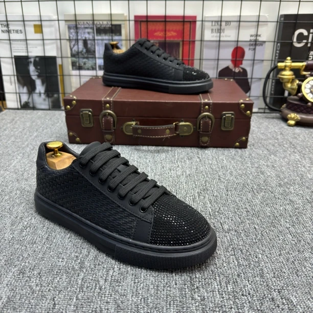 欧洲站皮面编织烫钻百搭时尚休闲板鞋软底透气系带精神小伙两色款