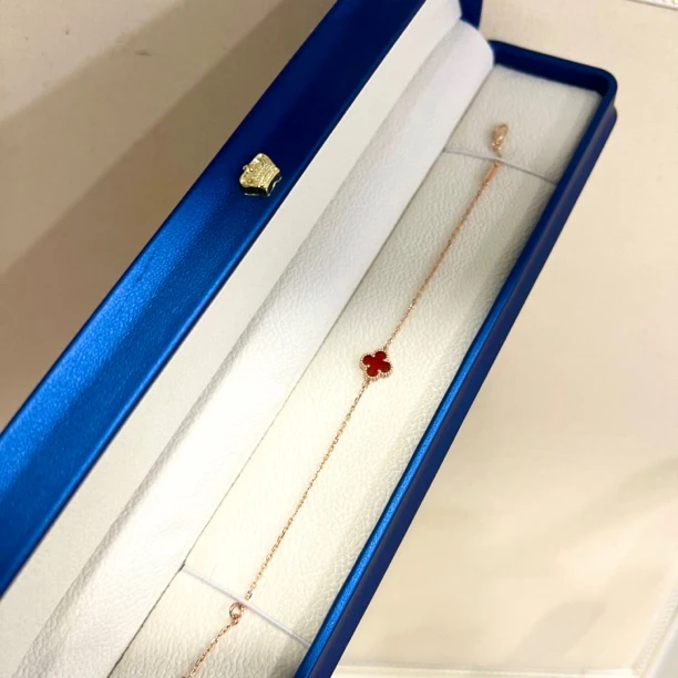18k金单花四叶草迷你手链9.5mm小花玛瑙手链