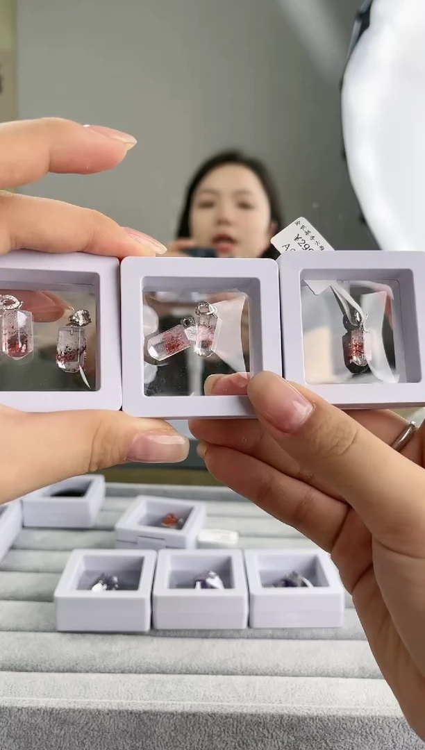 【闪购商品】水晶吊坠(不含链)未镶嵌金草莓吊坠 多样性发一