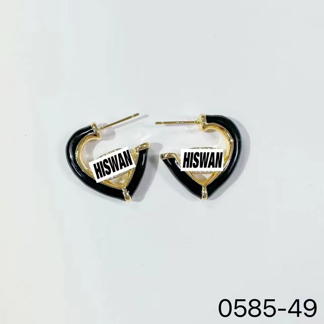 铜合金耳饰 0585气质轻奢时尚百搭简约黑色经典个性爱心字母耳钉