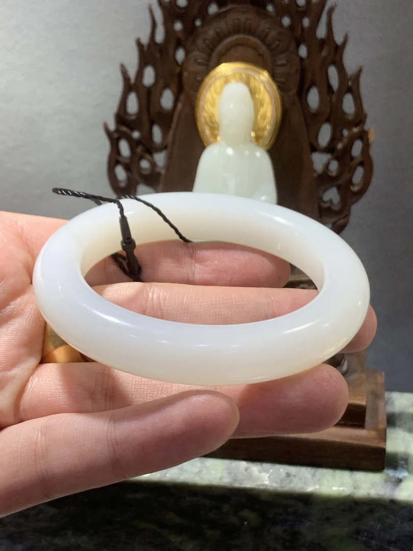 羊脂玉手镯重量69克 白度细度润度均达到天花板级
