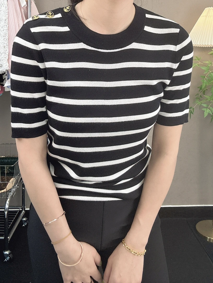 时尚上衣百搭圆领条纹气质