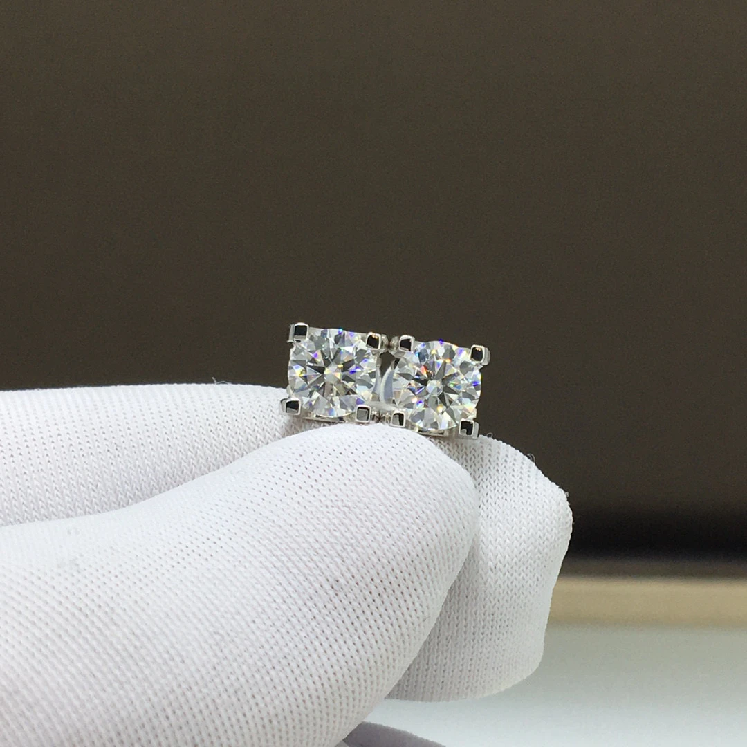 925银莫桑石耳饰 0.5克拉经典牛头莫桑石耳钉