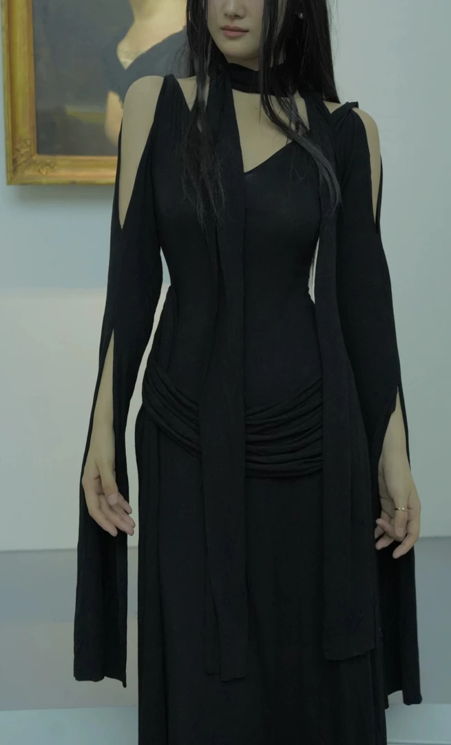 仙子狗尾巴花原创女巫沙丘风黑色心机V领撞色立裁显瘦显高拖地裙