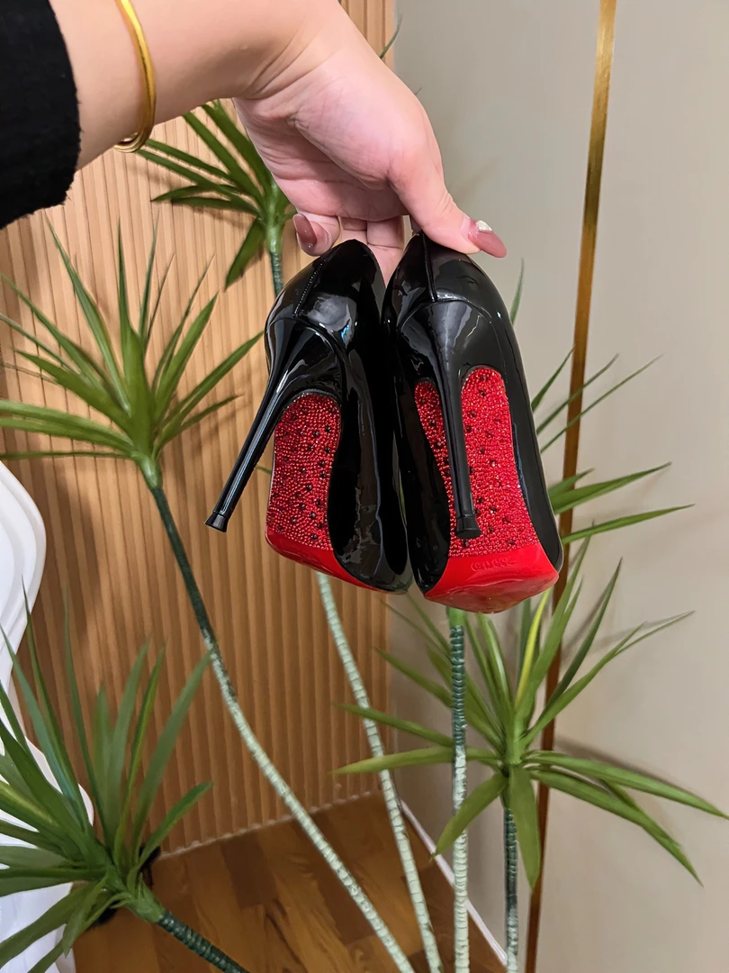 春夏新款红底高跟鞋女细跟浅口黑色御姐尖头舒适性感水钻单鞋百搭