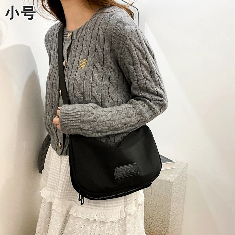 包包女2025新款潮简约大容量休闲小众单肩斜挎包百搭大包黑色布包