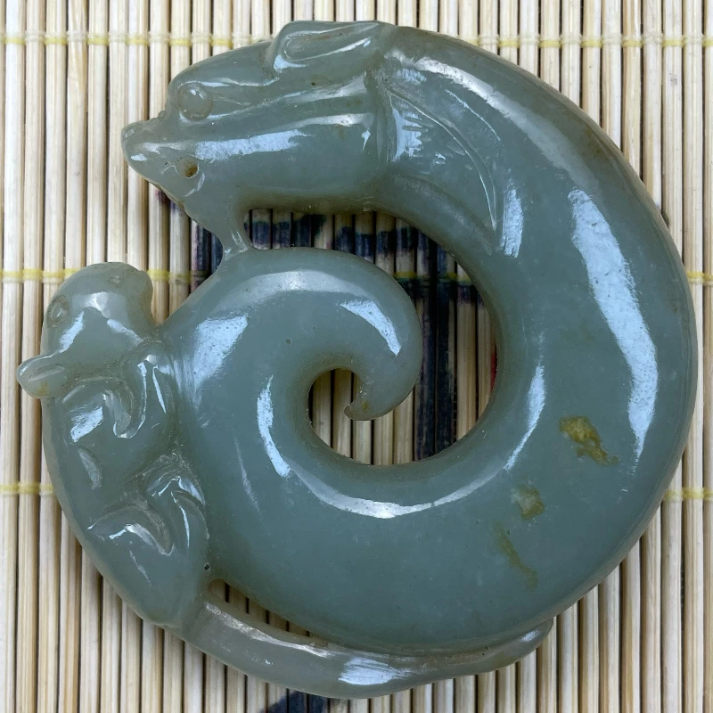 和田玉龙挂件有微瑕慎拍