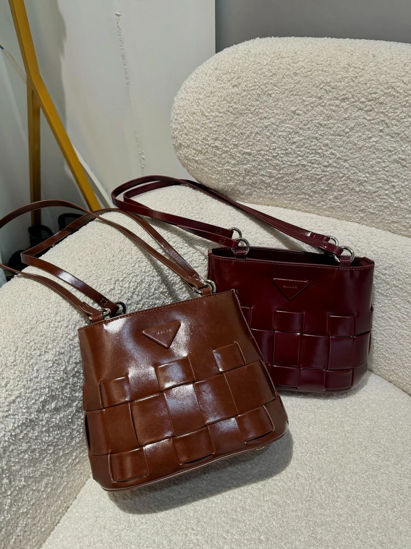 薇薇W8101秋冬新款复古编制水桶宝宝单肩包个性时髦小众包