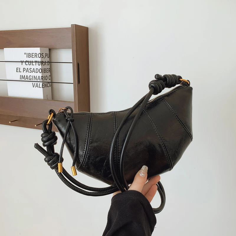 【大头专属】高级质感包2024新款秋冬复古斜挎牛角包小众通勤饺子包