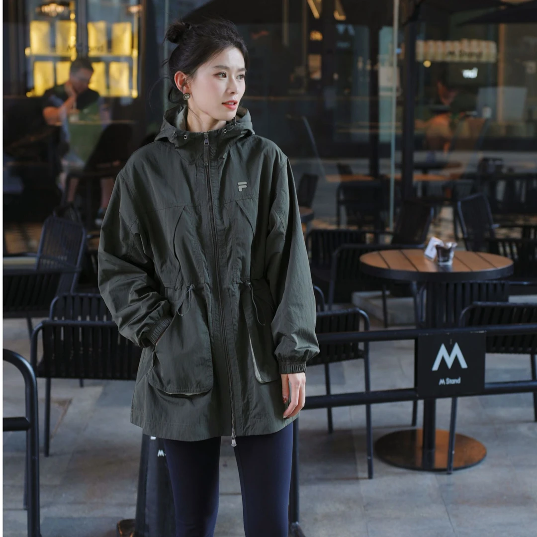 FILA斐乐秋季女士宽松风衣版型连帽多口袋皱感外套T11W435702F