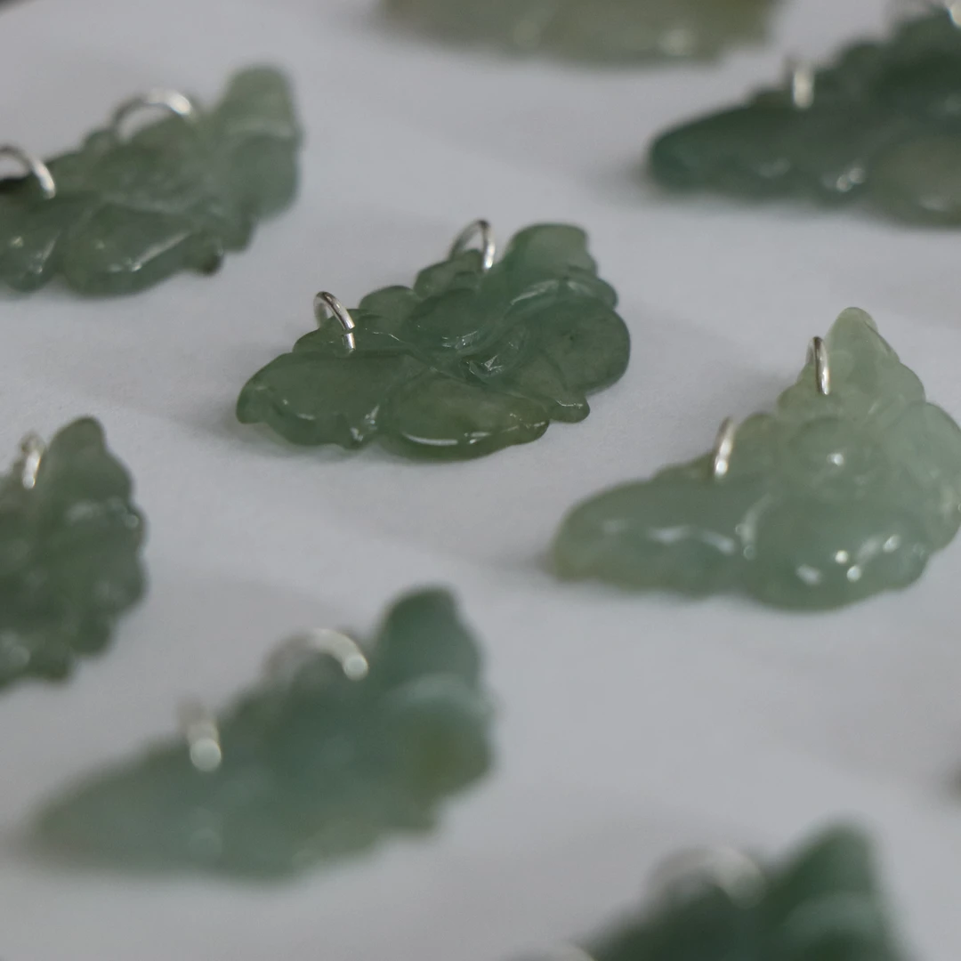 B30 蓝底蝴蝶缅料吊坠（多样性发一个）卡28.1*13.9*3.6mm  B594