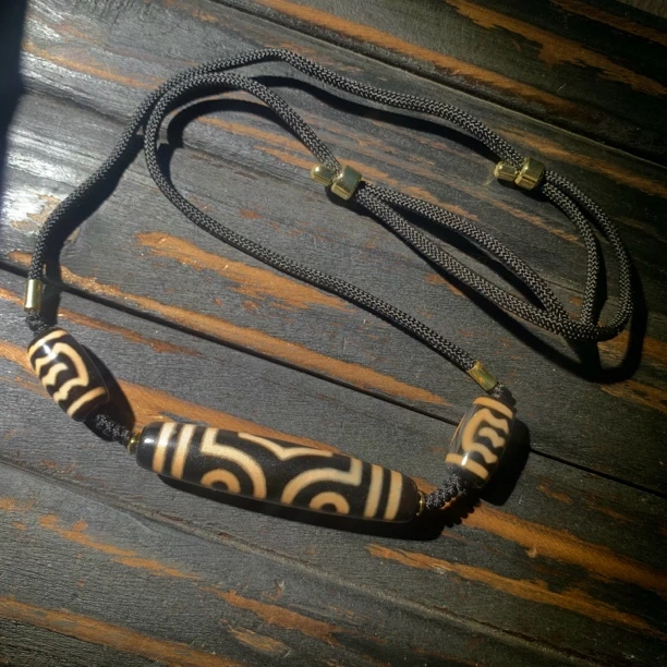 *铭珠牙黄色三眼隐藏六字箴言锁骨链搭配可调节绳