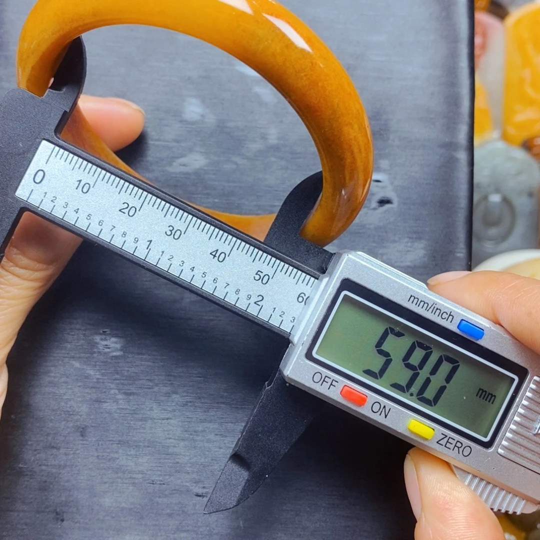 石英质玉（黄龙玉）颈饰未镶嵌