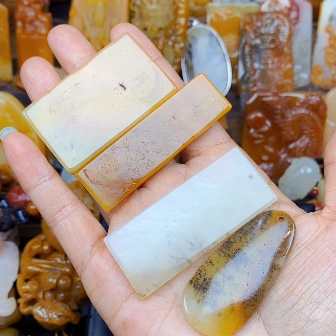 石英质玉（黄龙玉）颈饰未镶嵌