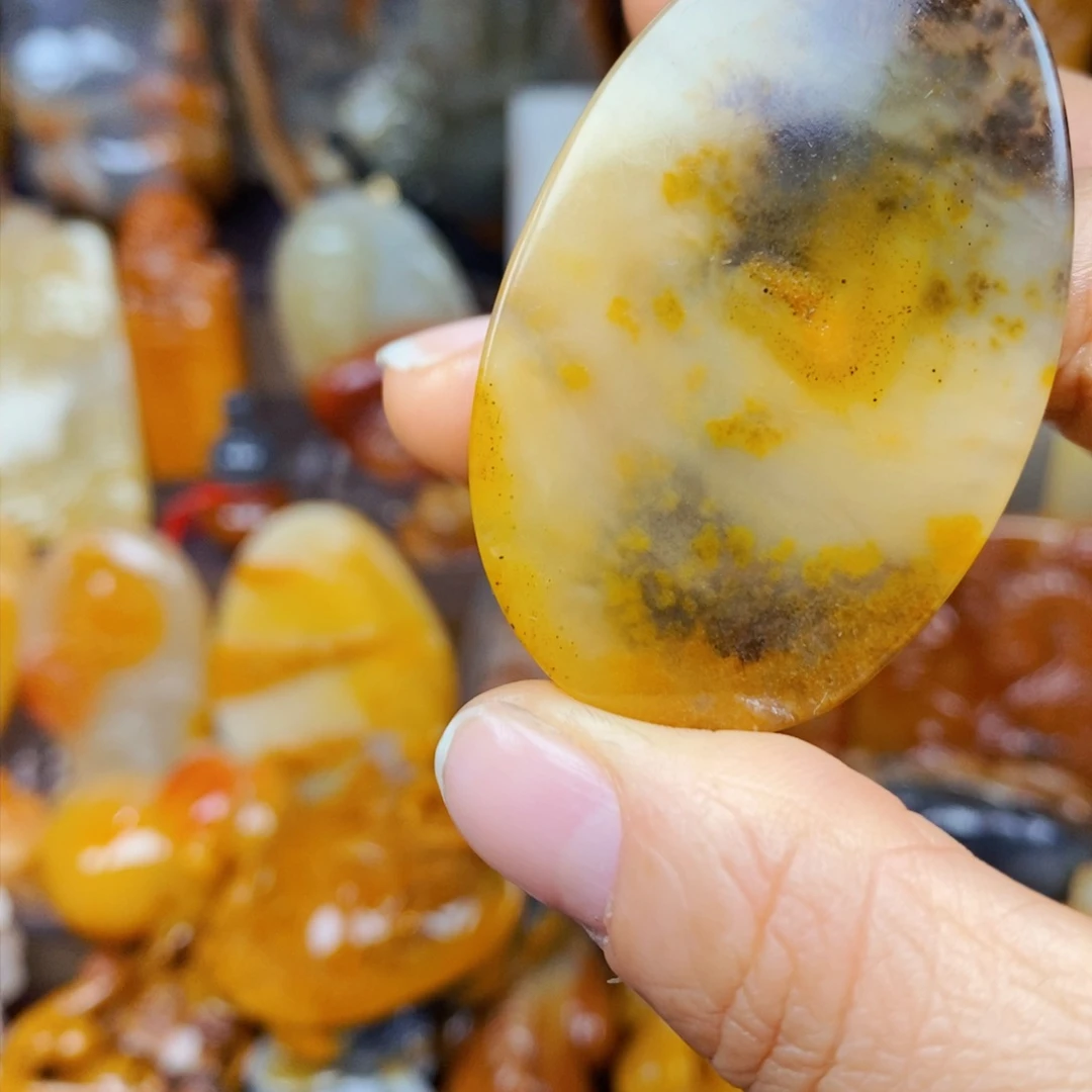 石英质玉（黄龙玉）颈饰未镶嵌