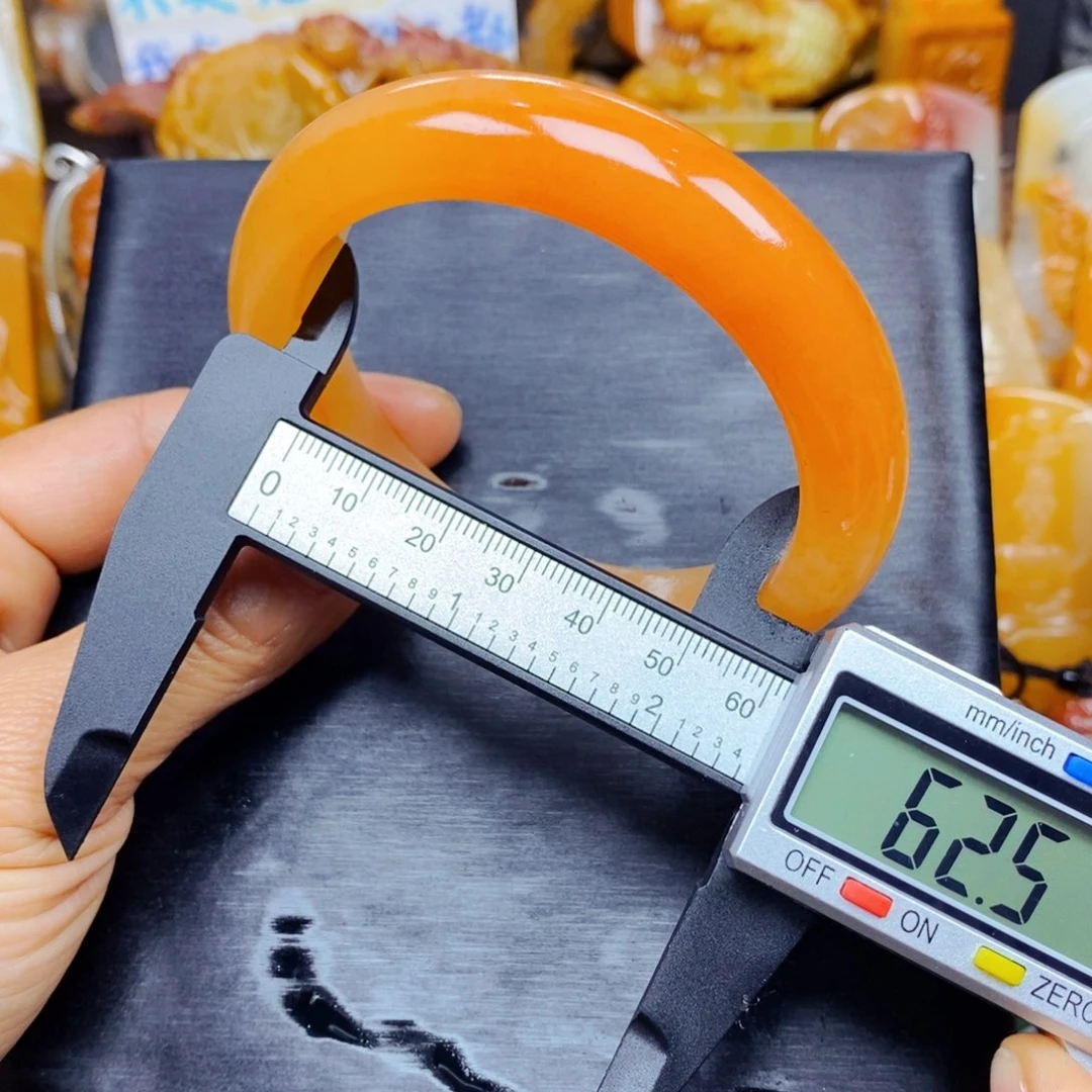 石英质玉（黄龙玉）颈饰未镶嵌