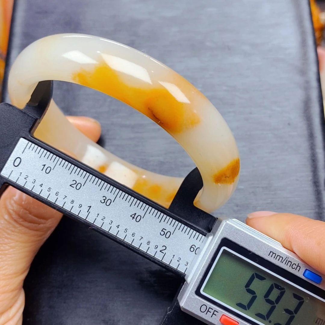 石英质玉（黄龙玉）颈饰未镶嵌