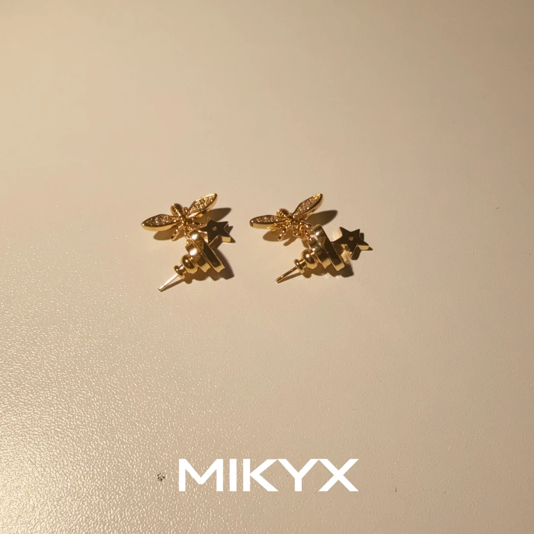 mikyx 铜合金合成锆石耳饰 金色猪鼻蜜蜂耳钉B559