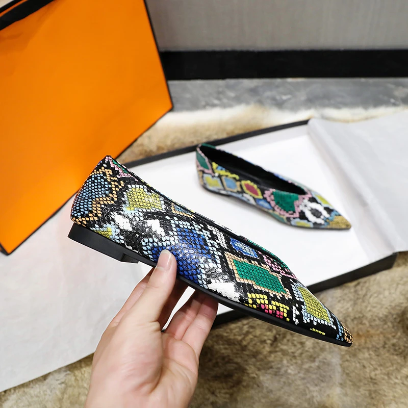 高贵气质女鞋子欧美2025年春新款尖头v口单鞋平底鞋女蛇纹奶奶鞋