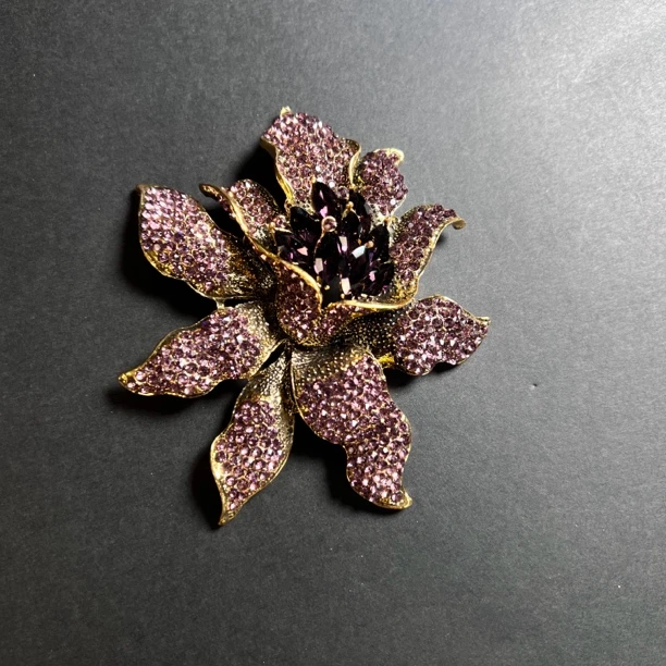 铜合金合成锆石胸针 紫色复古胸针饰品精致优雅胸花