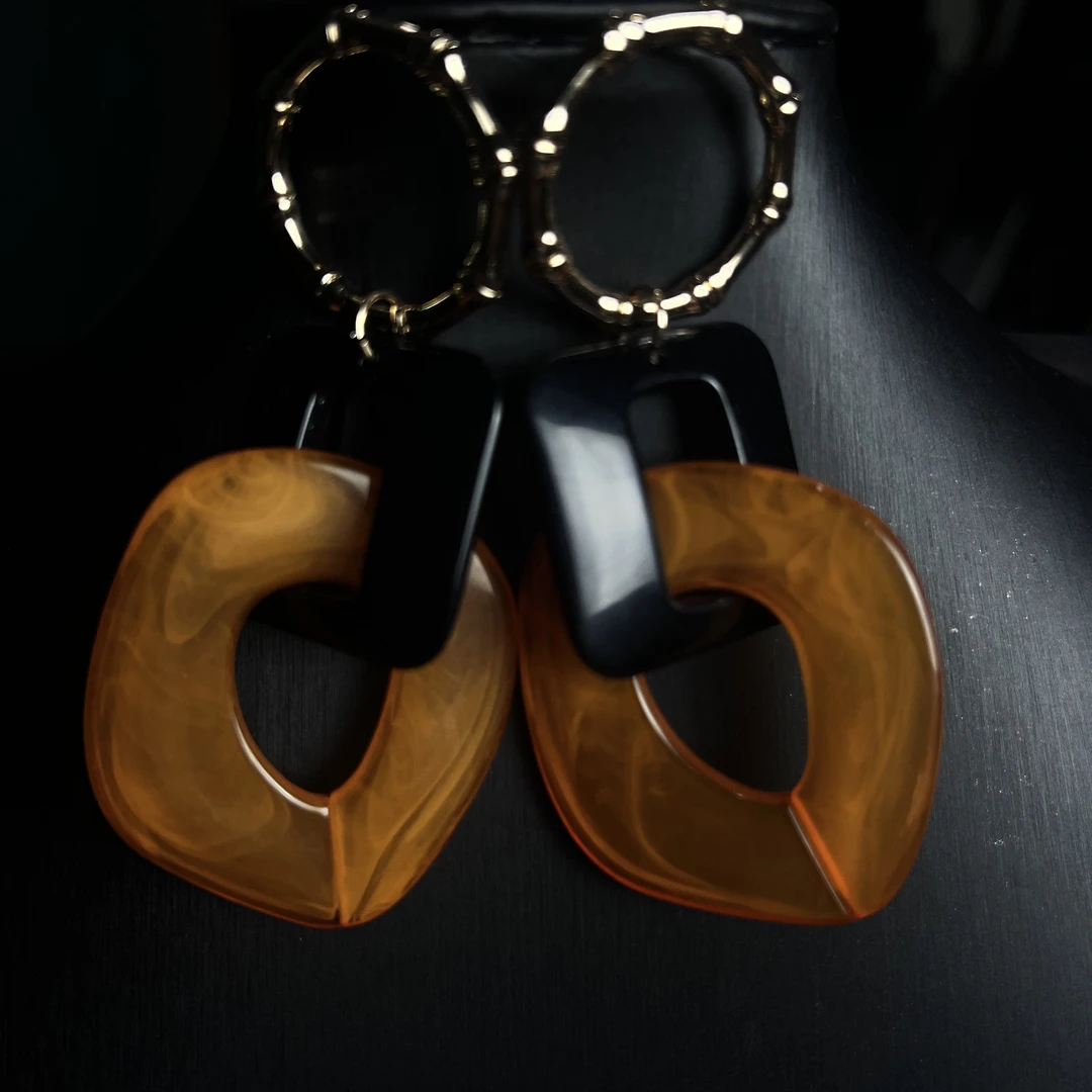 铜合金合成锆石耳饰 气质橙黑港风环环相扣圈圈耳环