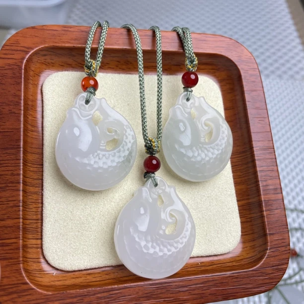 天山冰翠富贵鱼吊坠(拍一发一多样性发货)