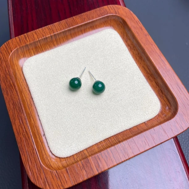 741天然A级玉髓卡8耳钉