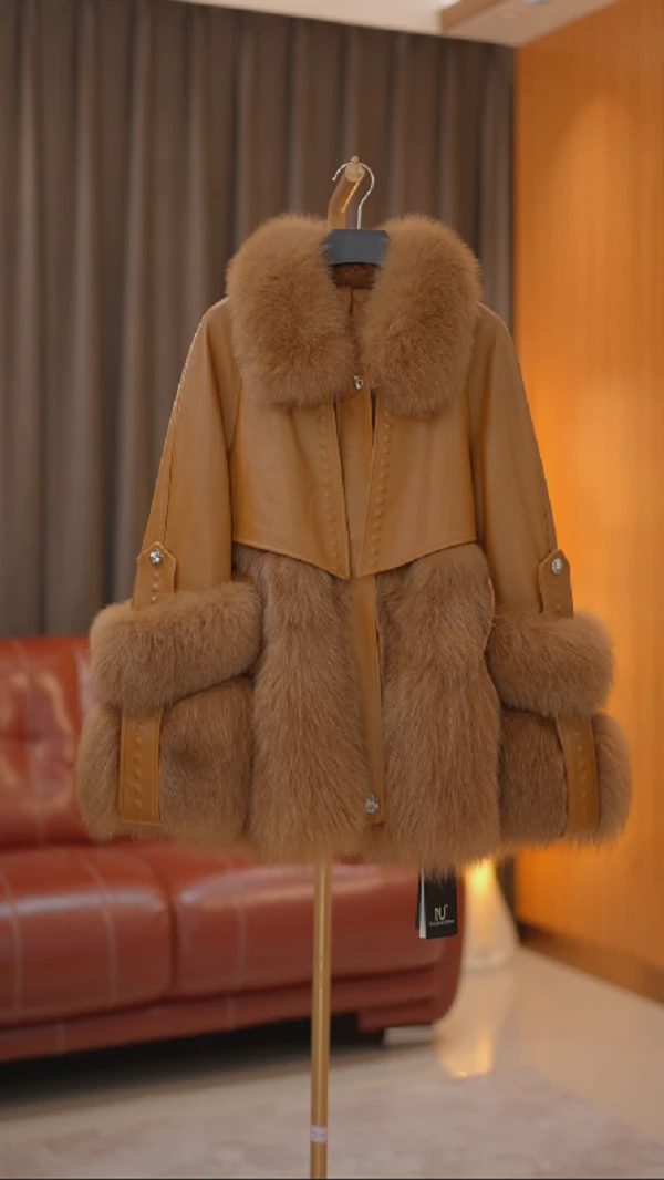 AR-凯蒂2025冬季新款外套女短款宽松皮衣韩版潮加厚保暖外套