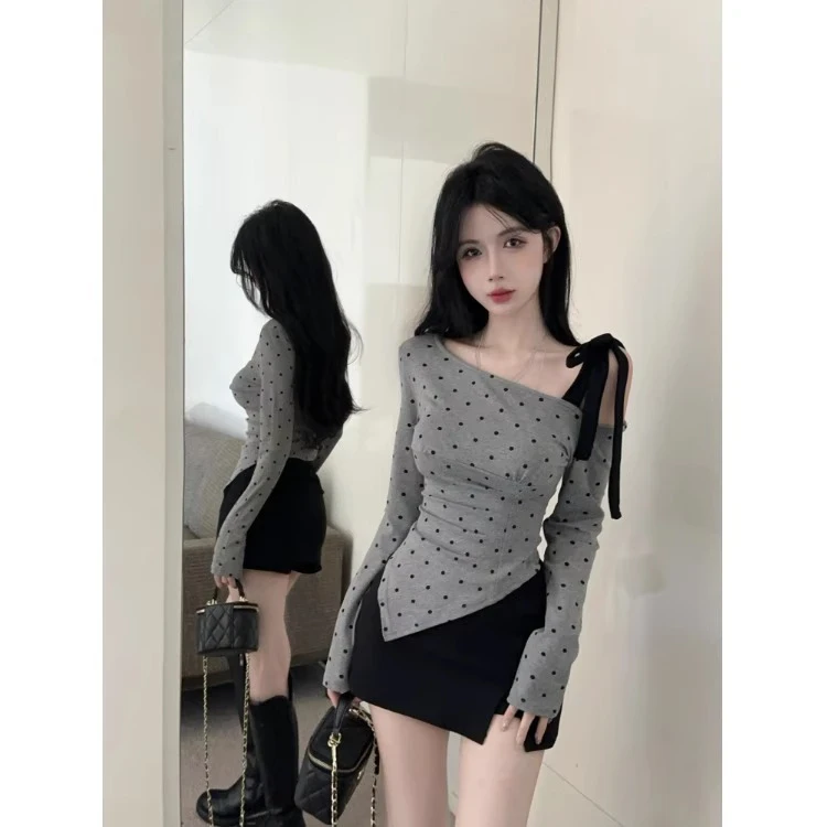 秋季纯欲风辣妹灰色波点斜领绑带长袖T恤女穿搭韩版露肩单肩上衣