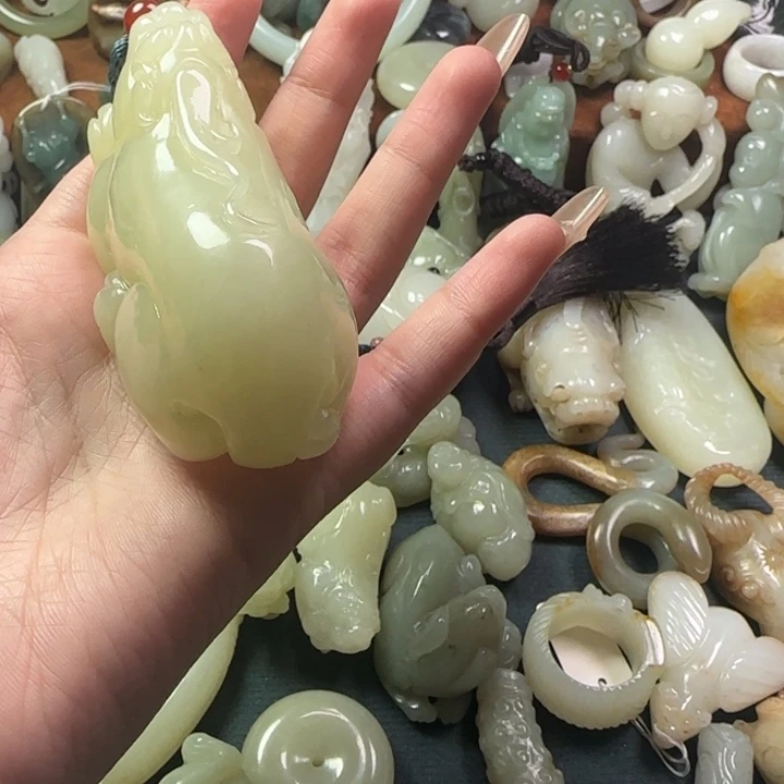 和田玉颈饰未镶嵌嫦**月