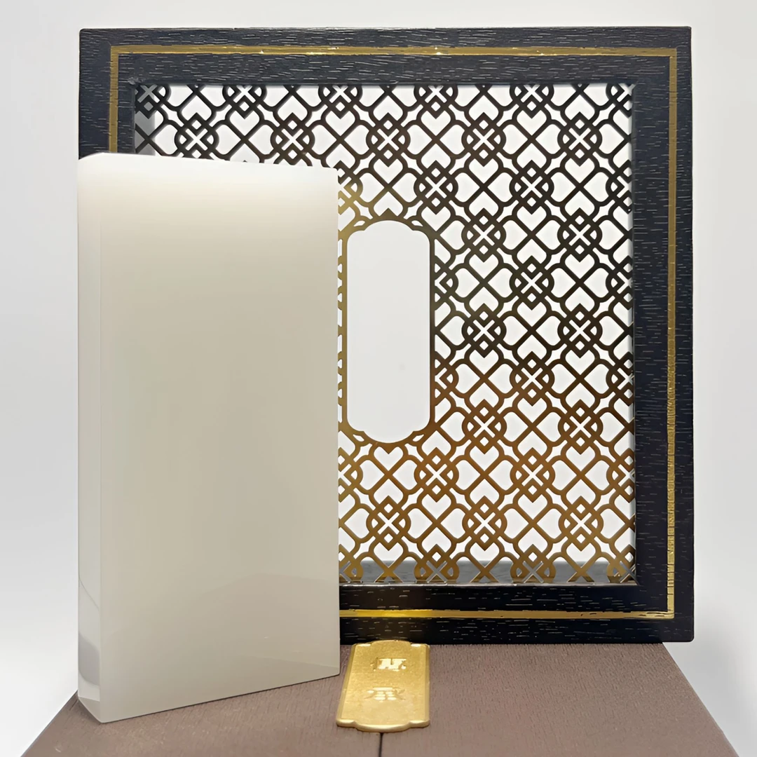 新疆和田玉平安无事牌白色轻奢男士时尚创意简约经典银色纪念精雕