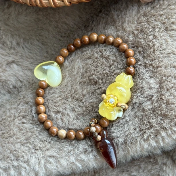 吉月蜜蜡金白小兔爱心胡萝卜库克手串