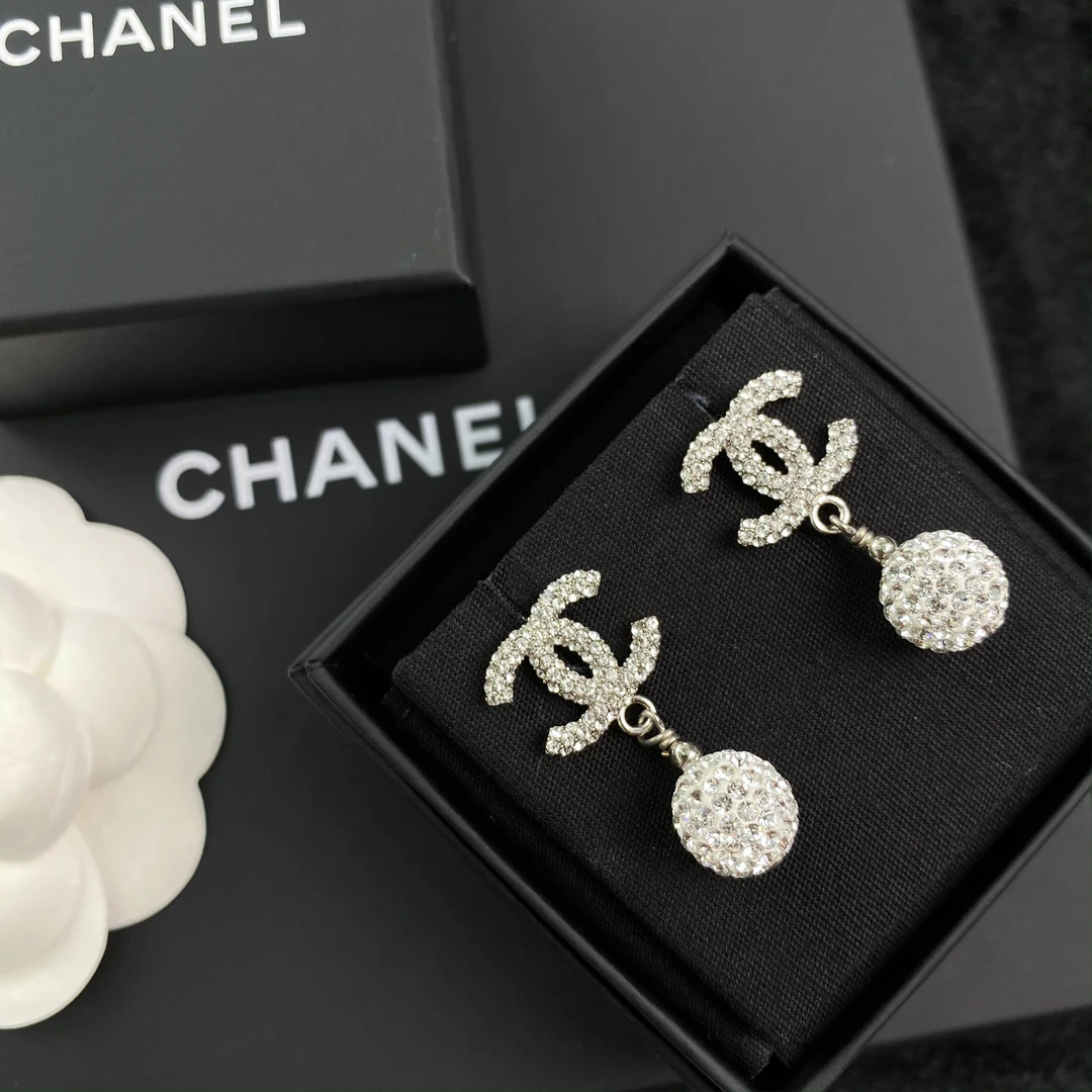 全新未使用 Chanel/香奈儿 经典双C logo珠子挂坠满水钻耳环S095