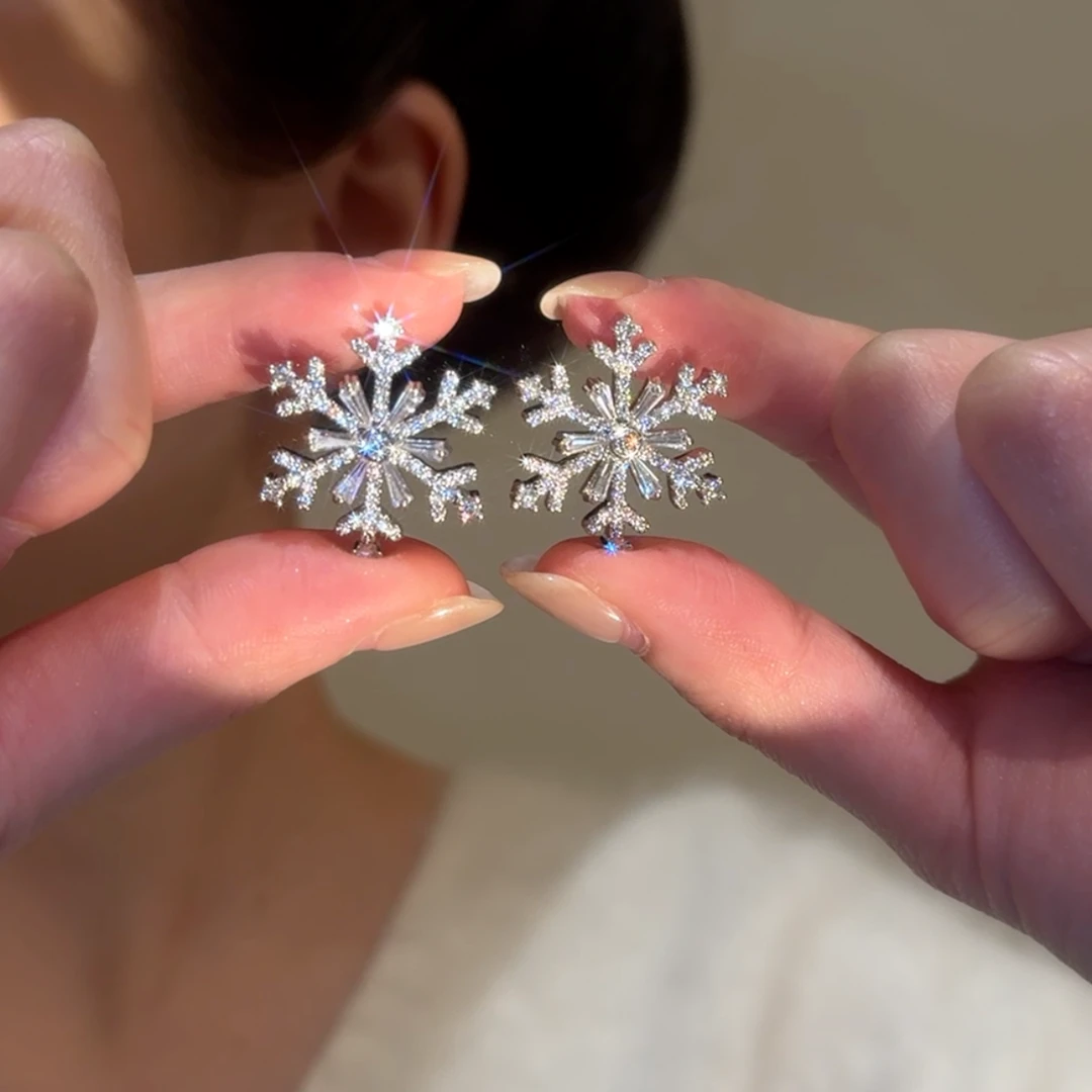 铜合金合成锆石耳饰 【漫雪】轻奢精致镶嵌小众设计雪花耳钉ins