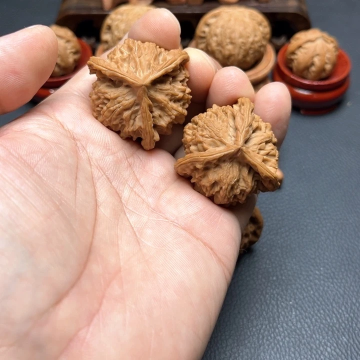 文玩核桃把件头货精品三棱正奔 尺寸38编号051