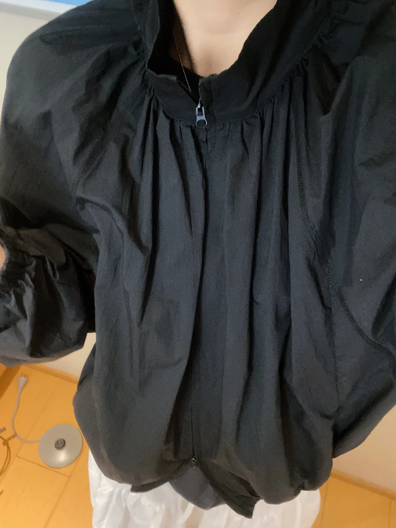 金酉钱 黑色短款薄外套（很薄）