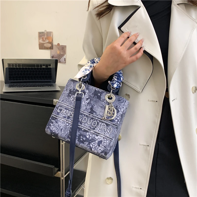 高级感手提包包女士2025冬季新款潮小众设计斜挎包时尚百搭单肩包