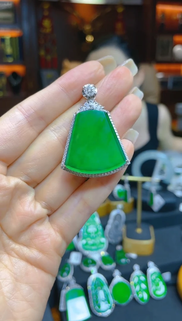 【闪购商品】翡翠颈饰银S925镶嵌94065天然A货翡翠吊坠
